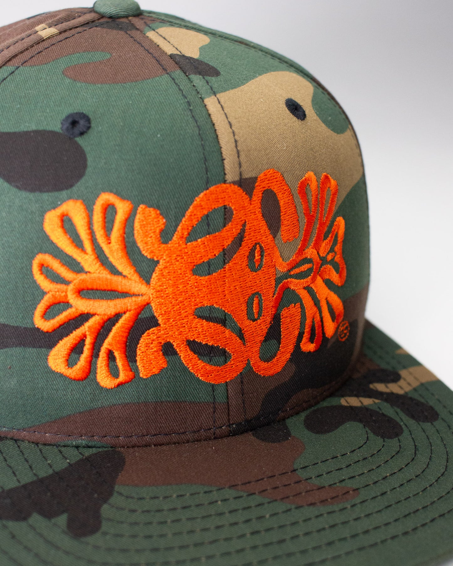 Frog and Fly Snapback Hat in Camo